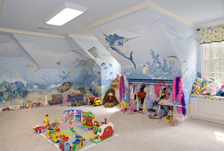 Cette photo montre une chambre d'enfant de 1 à 3 ans éclectique de taille moyenne avec un mur bleu, moquette et un sol marron.