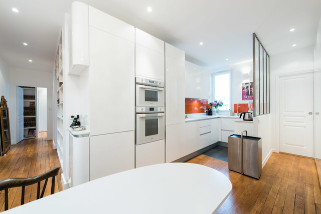 cuisine d'angle totale look blanc avec verri&egrave;re modern-kitchen