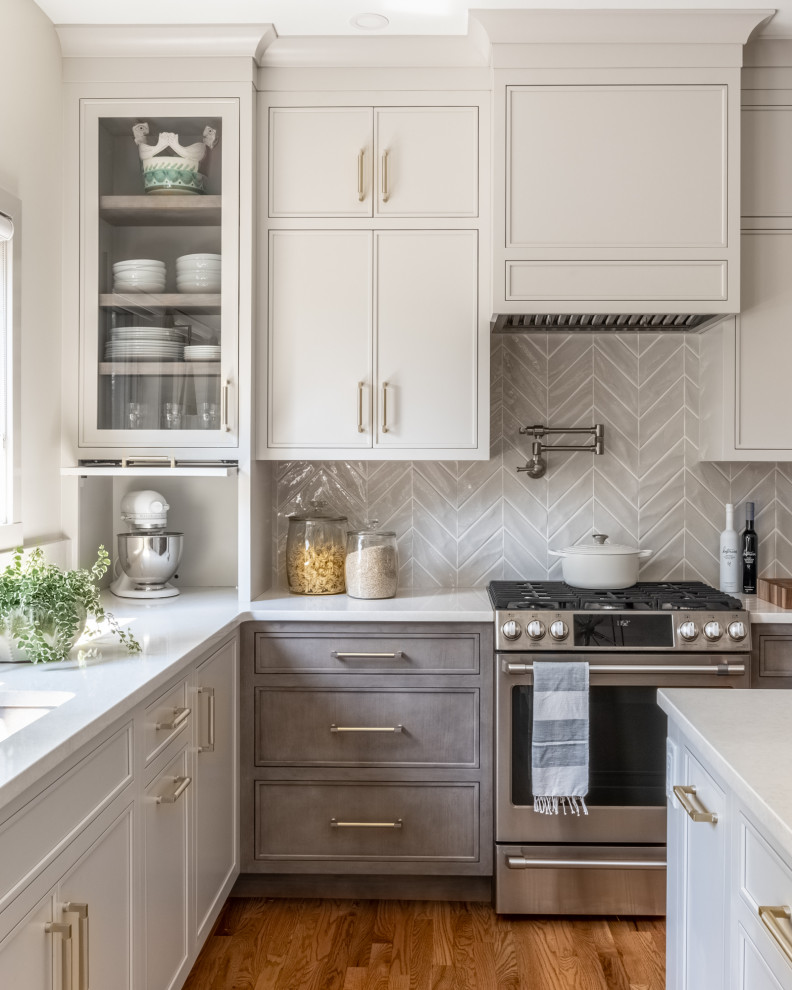 Bild på ett mellanstort vintage vit vitt kök, med en undermonterad diskho, släta luckor, beige skåp, bänkskiva i kvarts, beige stänkskydd, stänkskydd i keramik, rostfria vitvaror, mörkt trägolv, en köksö och brunt golv