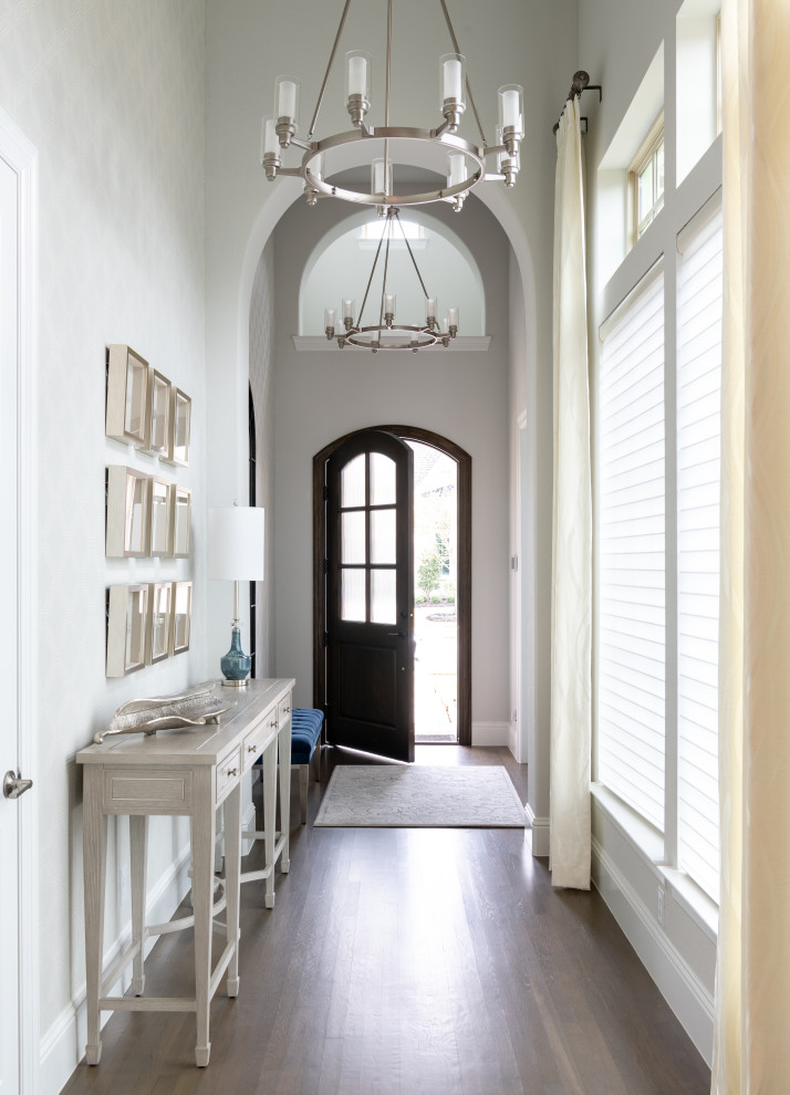Mittelgroßes Klassisches Foyer mit beiger Wandfarbe, hellem Holzboden, Einzeltür, dunkler Holzhaustür, braunem Boden und Tapetenwänden in Dallas