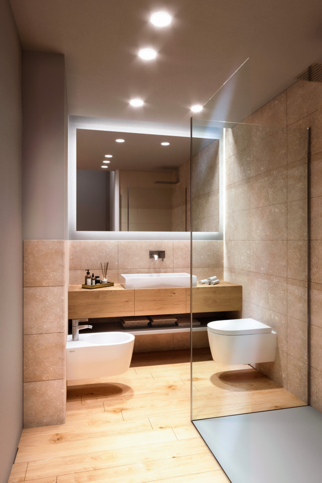 Inspiration för mellanstora moderna badrum med dusch, med släta luckor, bruna skåp, en hörndusch, en toalettstol med separat cisternkåpa, beige kakel, porslinskakel, grå väggar, målat trägolv, ett fristående handfat, träbänkskiva, brunt golv och dusch med gångjärnsdörr