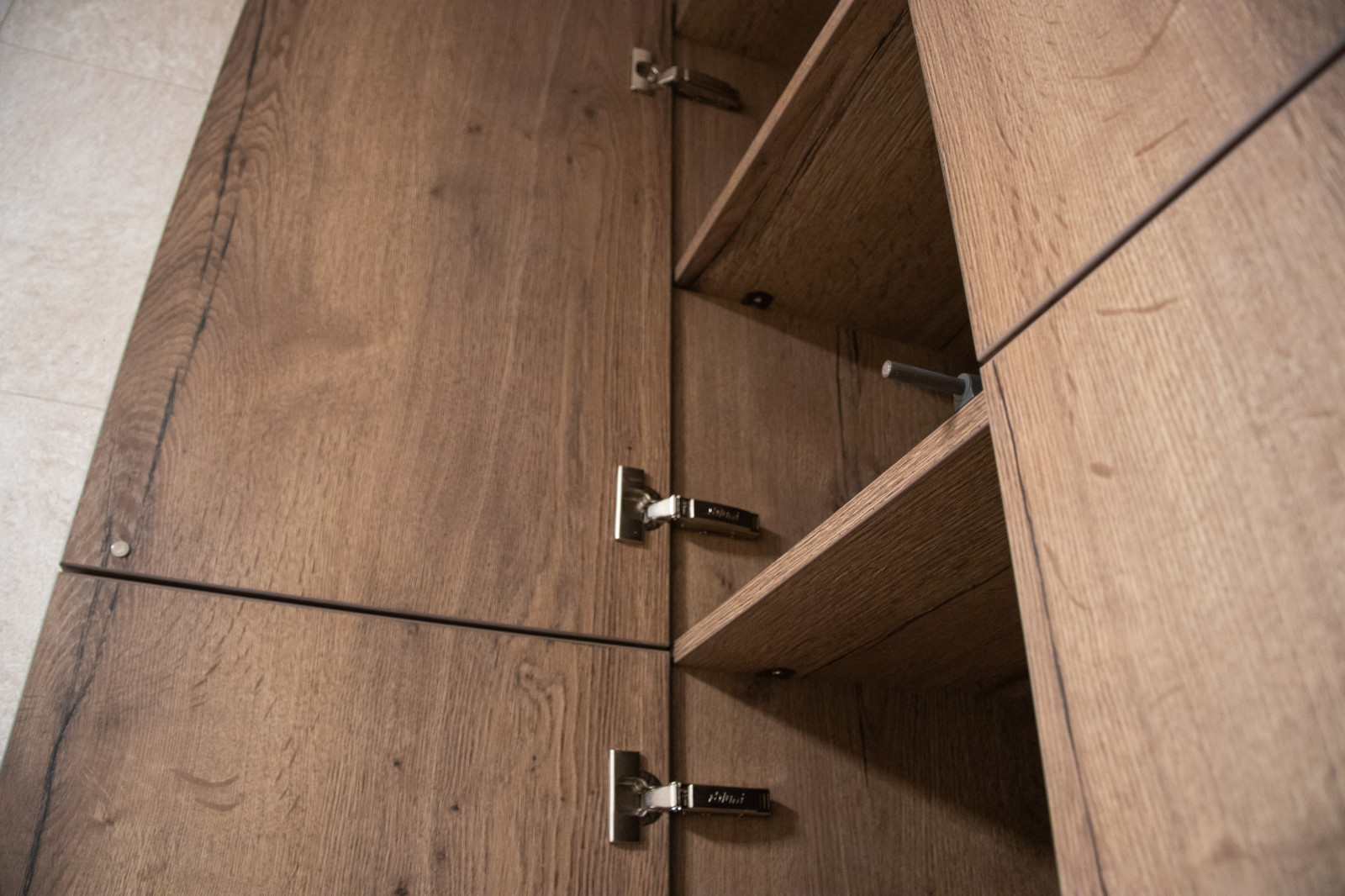 Встроенный шкаф в ванну. Тумба под раковину