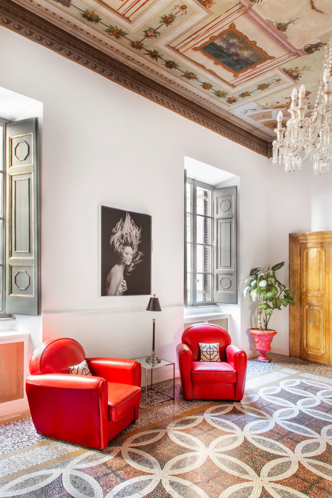 Стильный дизайн: гостиная комната в средиземноморском стиле с белыми стенами, разноцветным полом и потолком с обоями - последний тренд