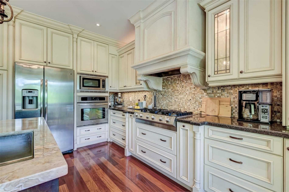 Transitional home design photo in Toronto