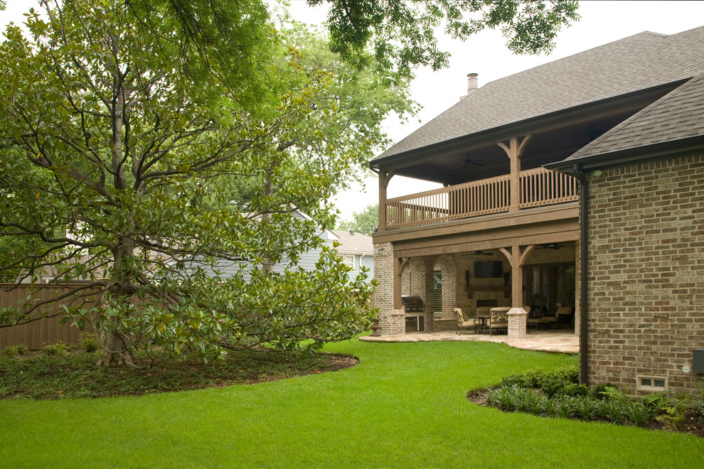 This is an example of a traditional garden in Dallas with natural stone pavers.
