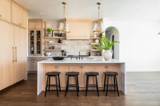 Kitchen of the Week: Warm Neutral Style in Wood and Limestone (4 photos)