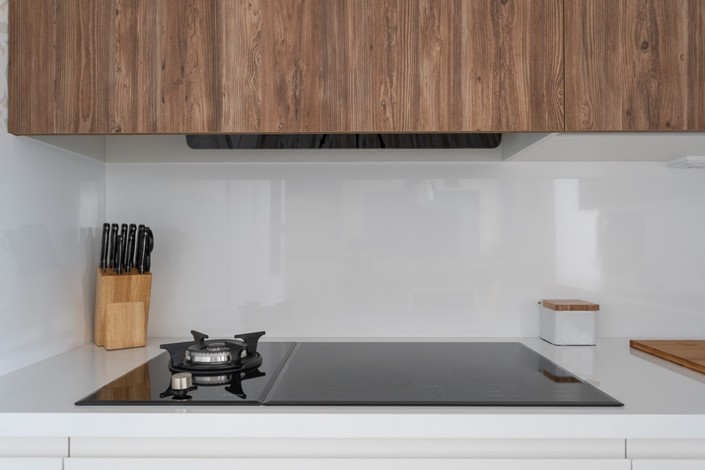 Белая кухня на которой есть газ