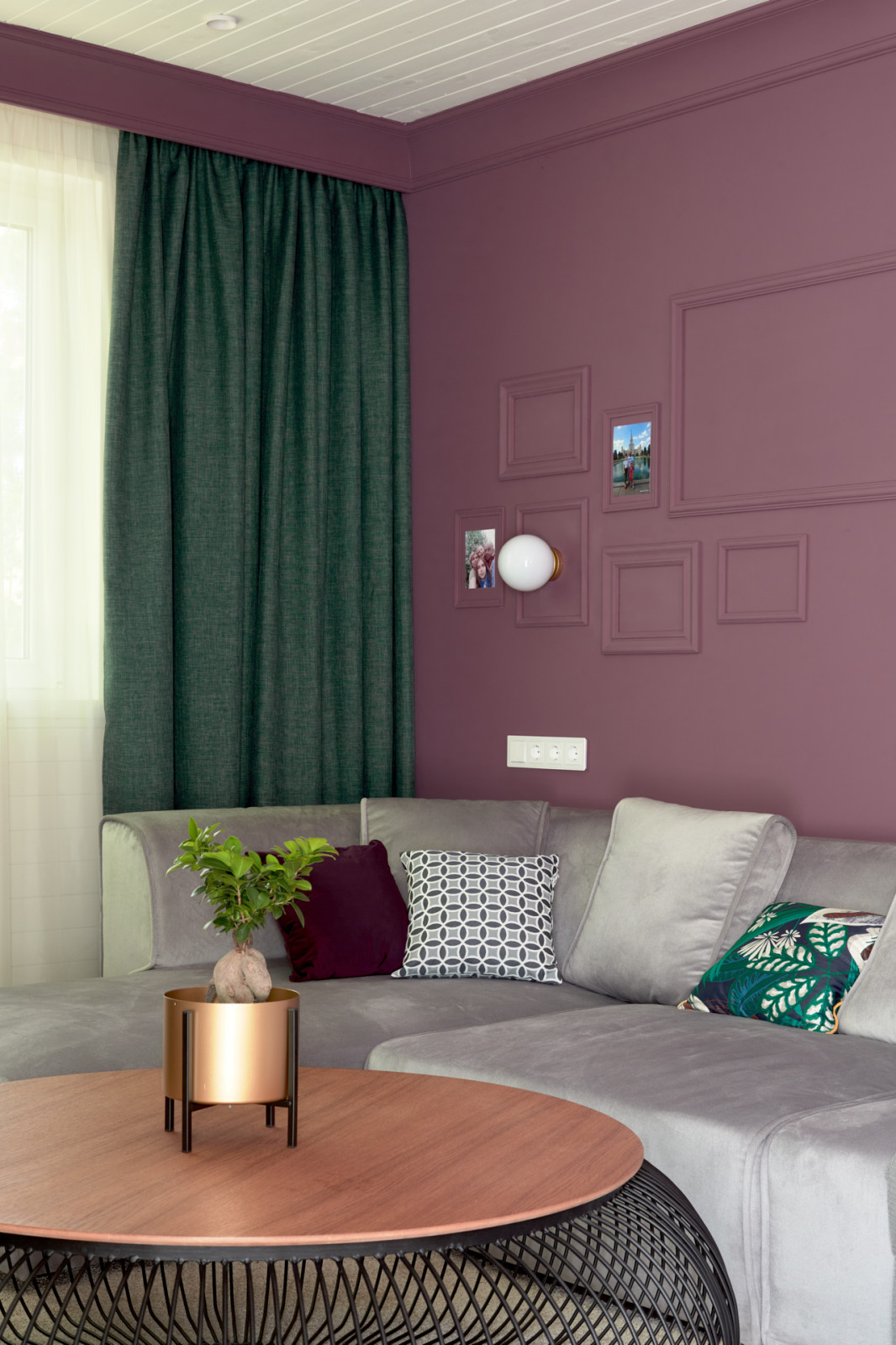 Фиолетовая гостиная-столовая