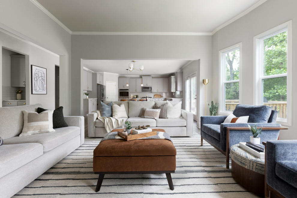 Стильный дизайн: большая открытая гостиная комната в стиле модернизм с серыми стенами, полом из винила, стандартным камином, фасадом камина из каменной кладки, телевизором на стене и коричневым полом - последний тренд