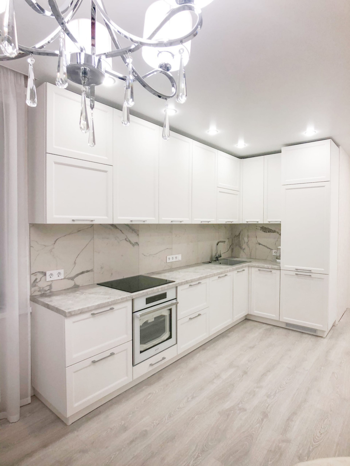 Кухня с белыми эмалевыми фасадами