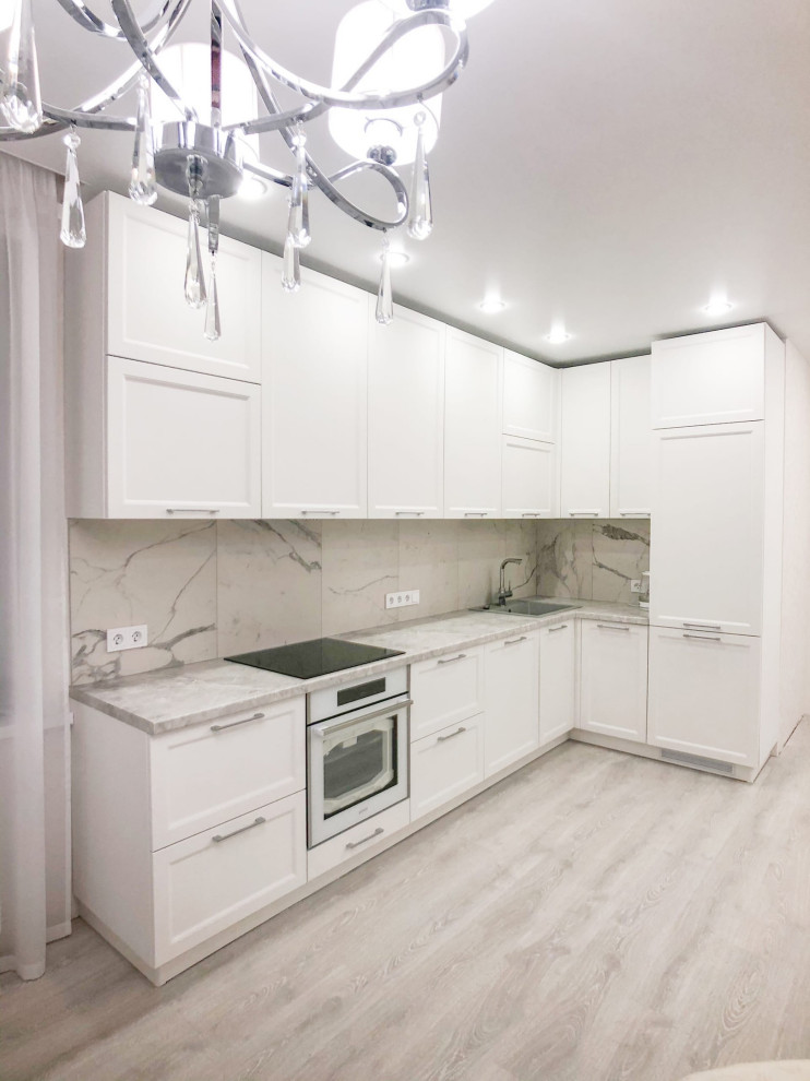 Кухня с белыми эмалевыми фасадами