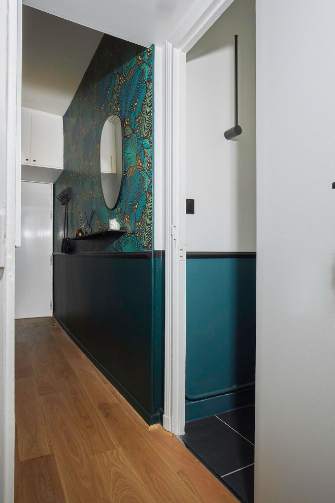 Ejemplo de hall minimalista pequeño con paredes verdes, suelo de madera clara y papel pintado