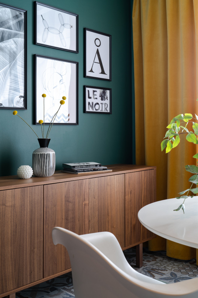 Свежая идея для дизайна: открытая гостиная комната среднего размера в скандинавском стиле с домашним баром, зелеными стенами, полом из керамогранита, серым полом и красивыми шторами - отличное фото интерьера