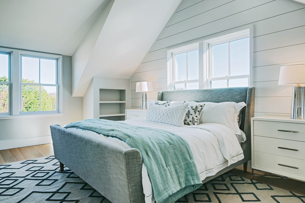 ボストンにあるカントリー風のおしゃれな客用寝室 (淡色無垢フローリング、ベージュの床、三角天井、塗装板張りの壁) のインテリア