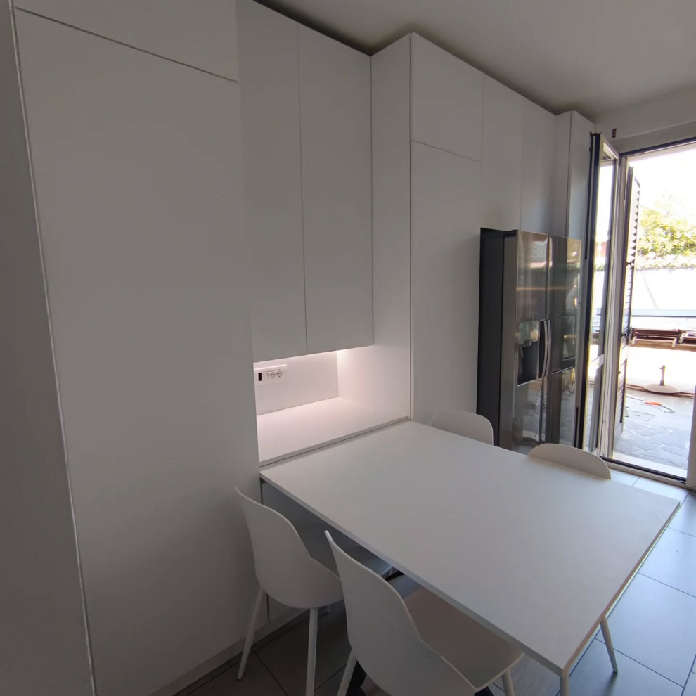 Cucina in total white spatolato con top e schienale in ceramica