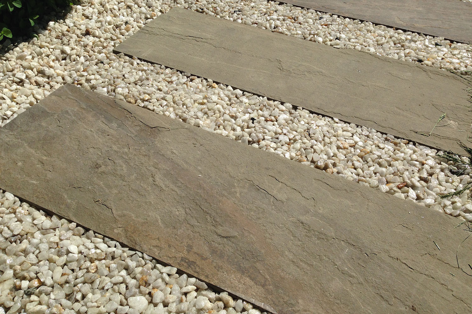 Современный сад в КП "Бенилюкс" вилла 2