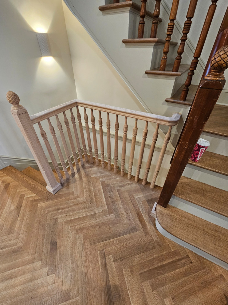 Exempel på en klassisk trappa i trä, med sättsteg i målat trä och räcke i trä