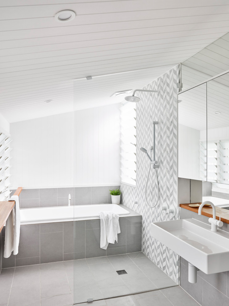 Idéer för ett mellanstort modernt brun en-suite badrum, med luckor med infälld panel, skåp i ljust trä, ett platsbyggt badkar, en öppen dusch, en vägghängd toalettstol, grå kakel, mosaik, vita väggar, klinkergolv i keramik, ett väggmonterat handfat, träbänkskiva, grått golv och med dusch som är öppen