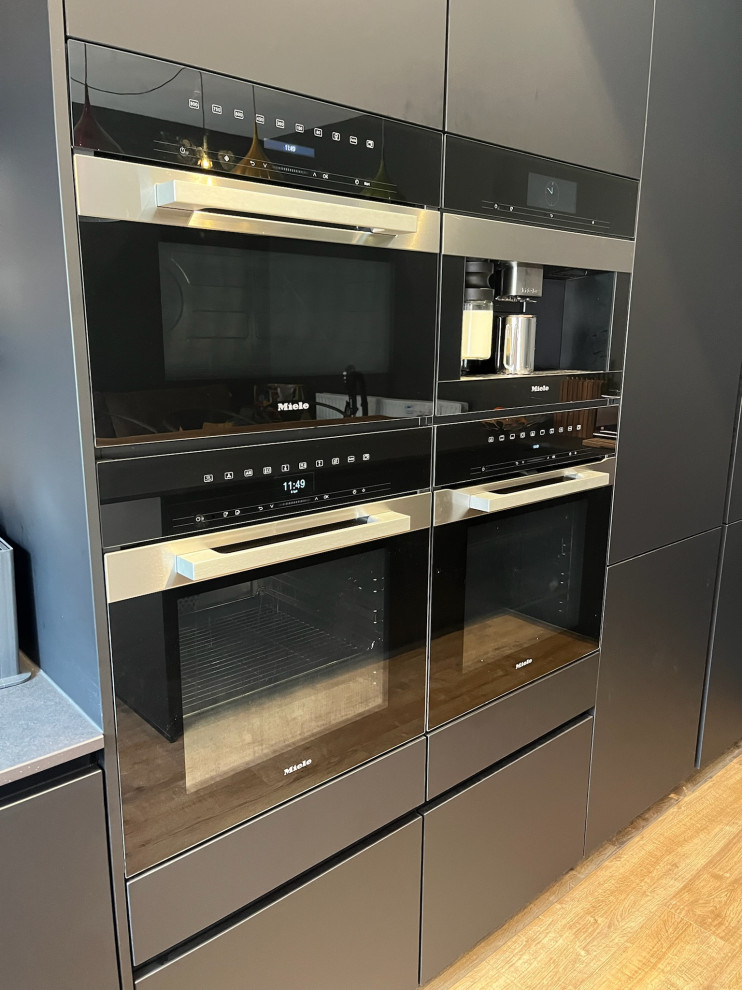 Easy Touch Graphite Handleless