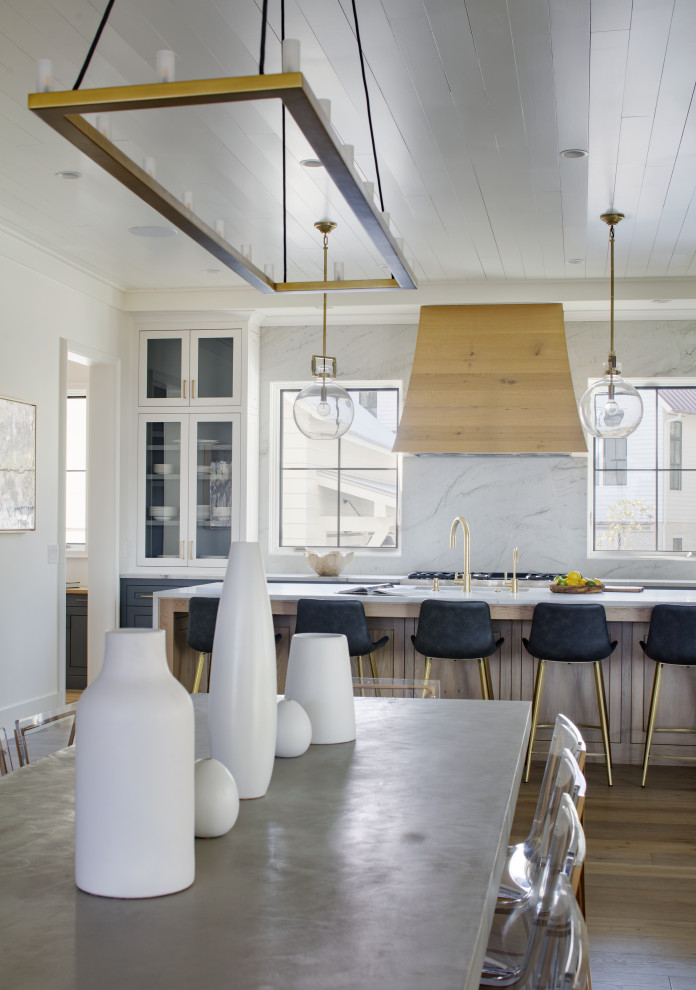 Пример оригинального дизайна: кухня-столовая среднего размера в стиле неоклассика (современная классика) с белыми стенами, светлым паркетным полом и деревянным потолком
