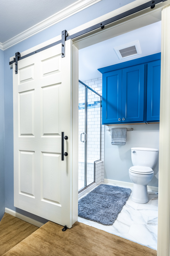 Idée de décoration pour une petite salle de bain tradition avec des portes de placard bleues, WC séparés, un mur gris, un sol en vinyl, un sol blanc, meuble-lavabo encastré, un carrelage blanc, un carrelage métro et une cabine de douche à porte coulissante.