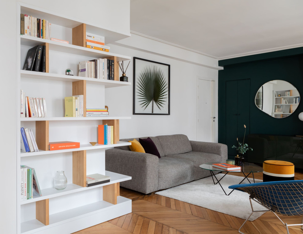 Großes, Offenes Skandinavisches Wohnzimmer mit grüner Wandfarbe, hellem Holzboden und beigem Boden in Paris