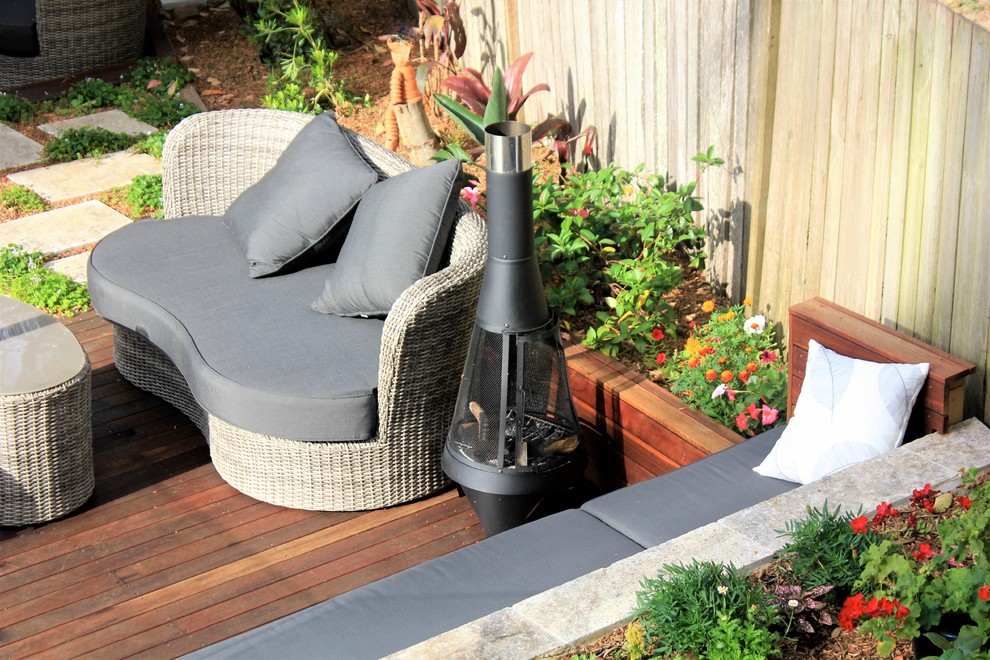 Design ideas for a contemporary deck in Sydney.