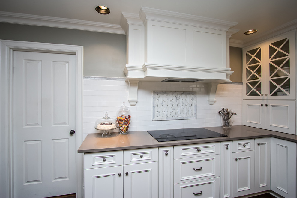Kitchen - transitional kitchen idea in Phoenix