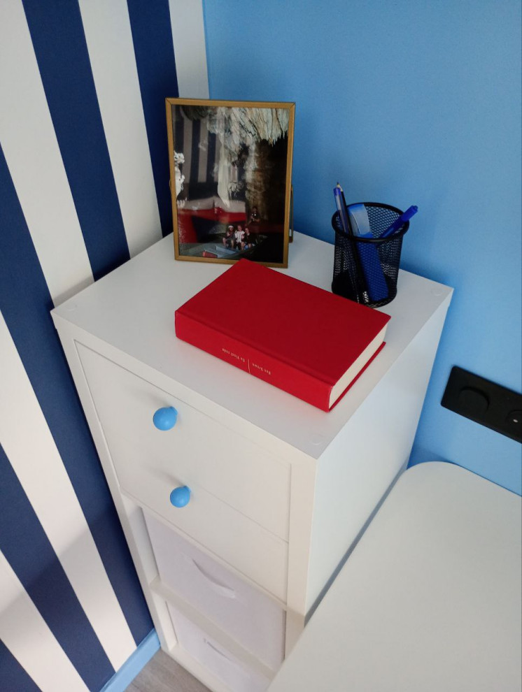 Une chambre aux couleurs vives pour un adolescent qui aime la couleur