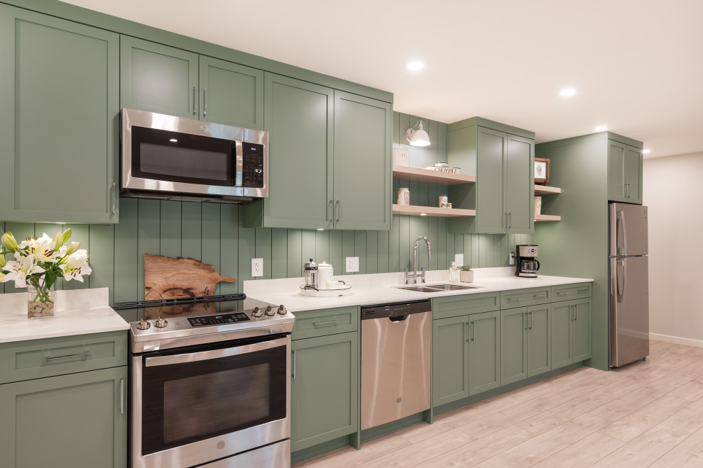 Kitchen - transitional kitchen idea in Vancouver