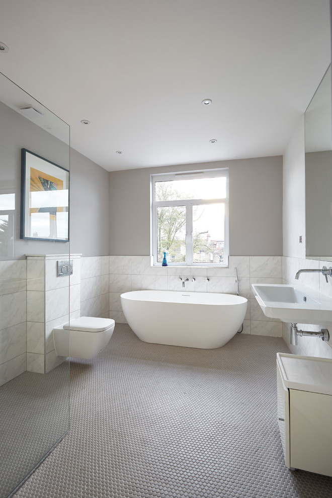 Photo of an expansive contemporary bathroom in London.