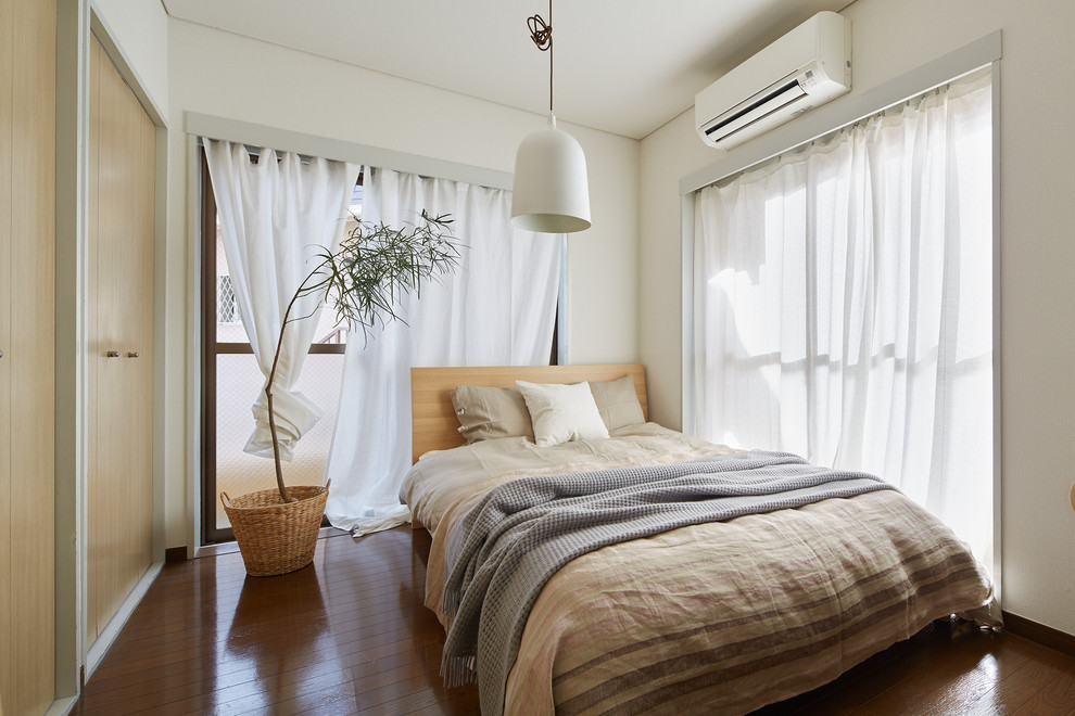 Mid-sized scandinavian guest bedroom in Tokyo with white walls.