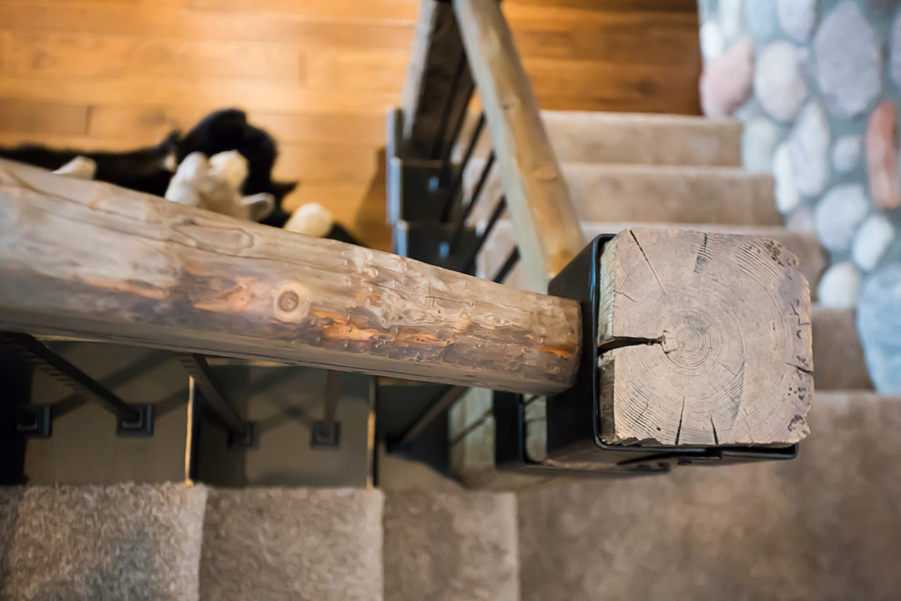Mid-sized mountain style carpeted l-shaped staircase photo with carpeted risers