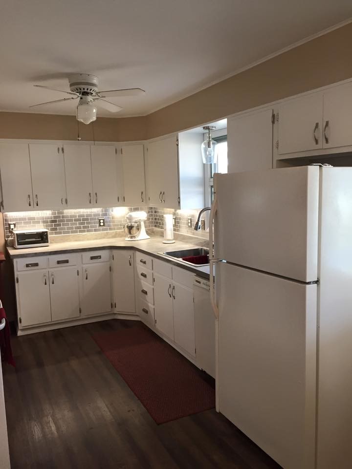 Kitchen - transitional kitchen idea in Chicago