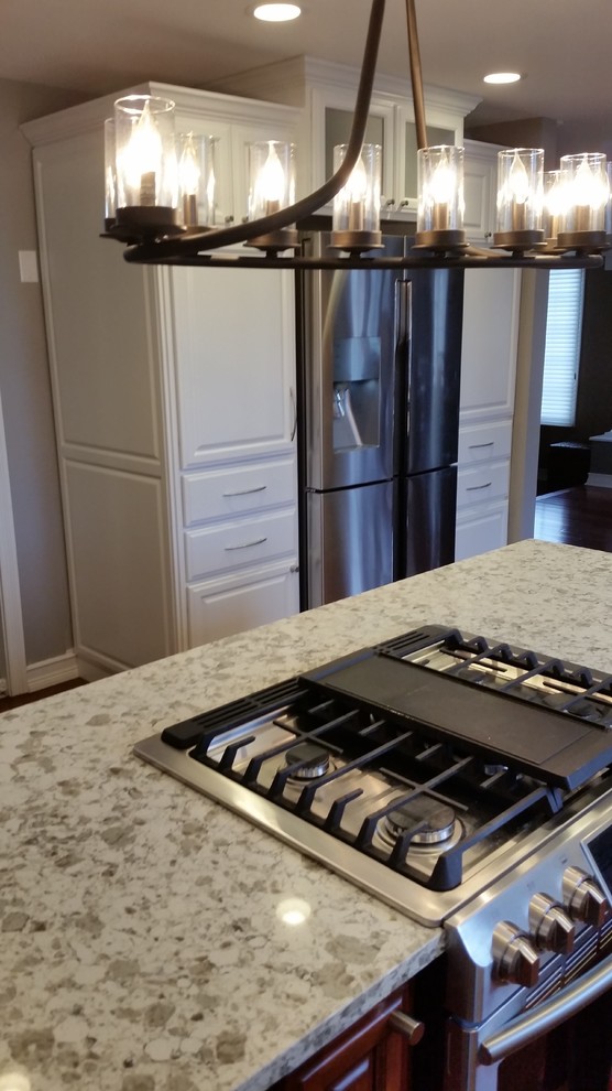 Home design - transitional home design idea with an island