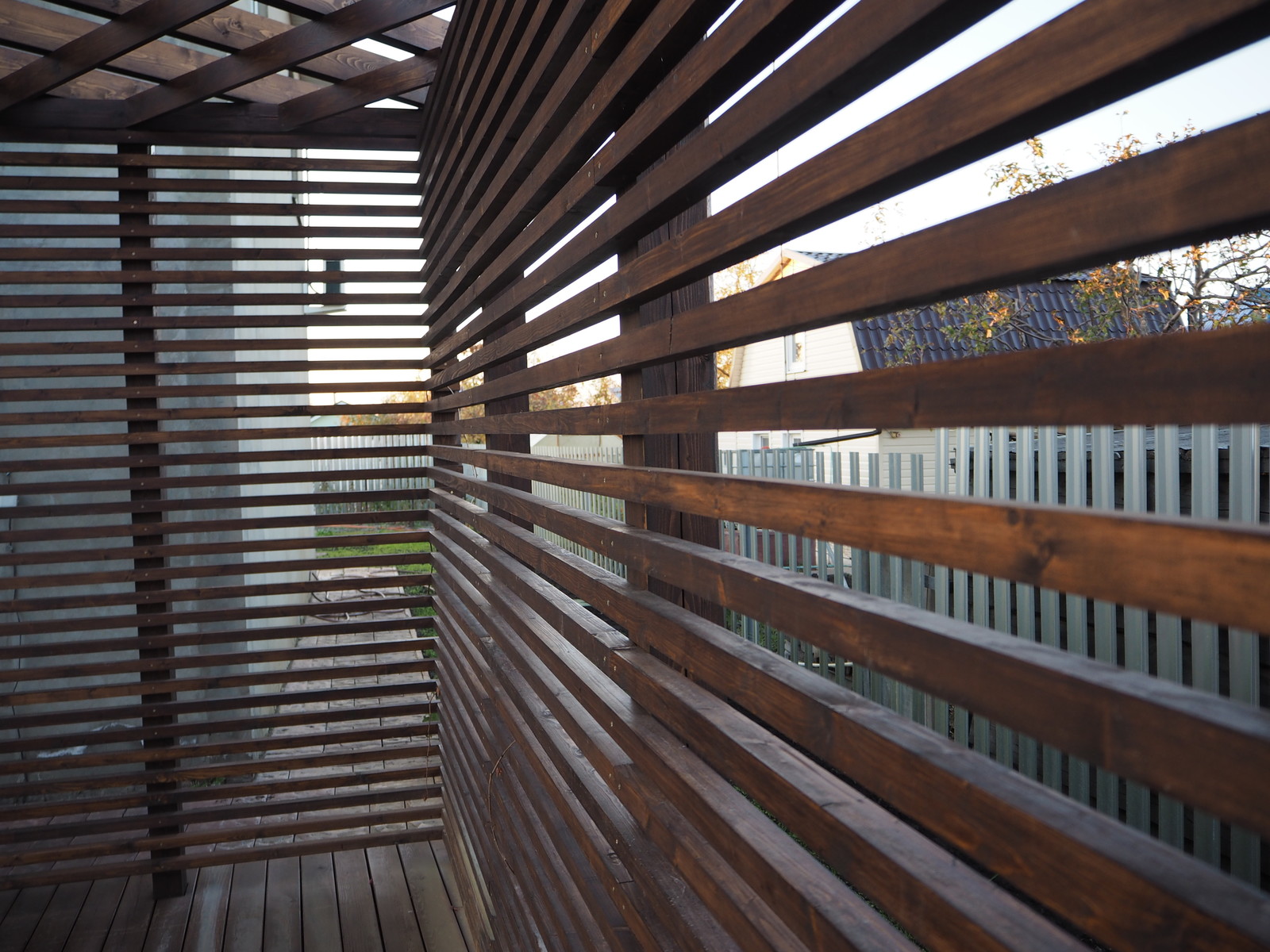 Натуральное дерево в саду