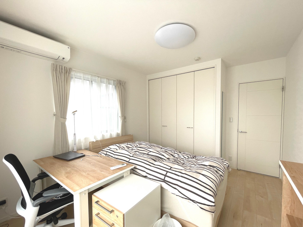 Imagen de dormitorio infantil blanco minimalista de tamaño medio con paredes blancas, suelo de contrachapado, suelo beige, papel pintado y papel pintado
