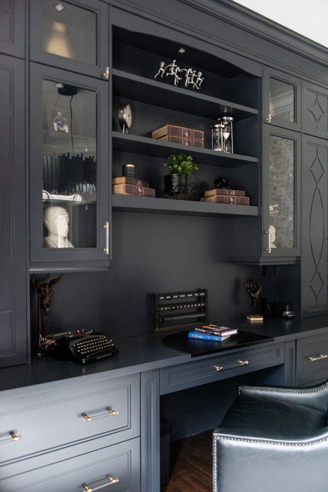 Example of a transitional home design design in Toronto