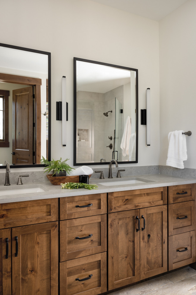 Bild på ett mellanstort rustikt grå grått en-suite badrum, med skåp i shakerstil, skåp i mellenmörkt trä, våtrum, beige väggar, marmorgolv, ett undermonterad handfat, marmorbänkskiva och dusch med gångjärnsdörr