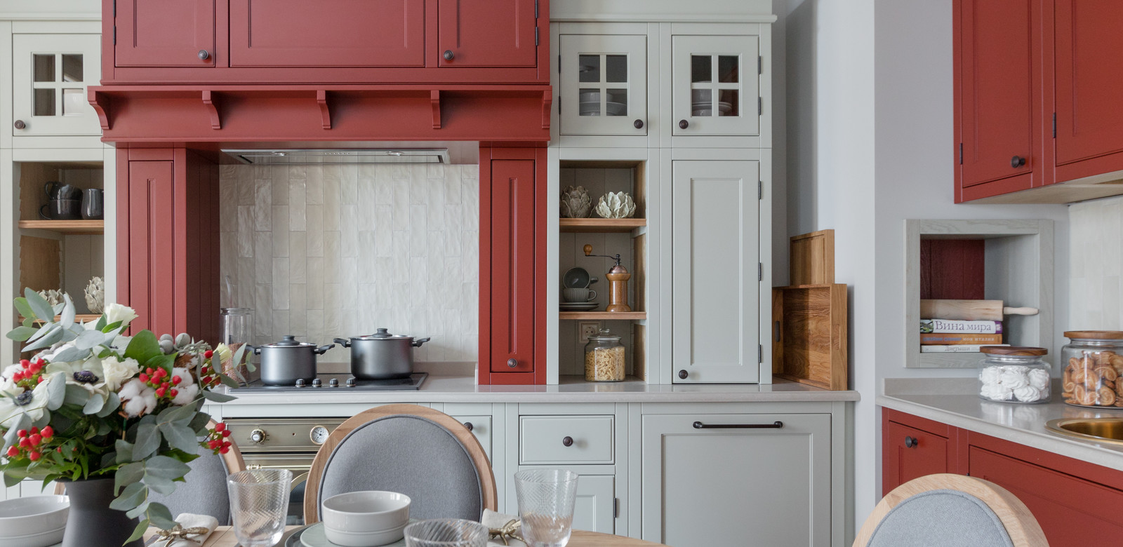 Классическая кухня в американском стиле с яркими акцентами