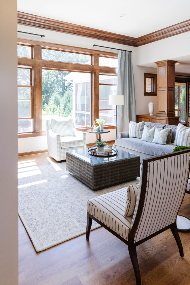 Example of a transitional home design design in Minneapolis