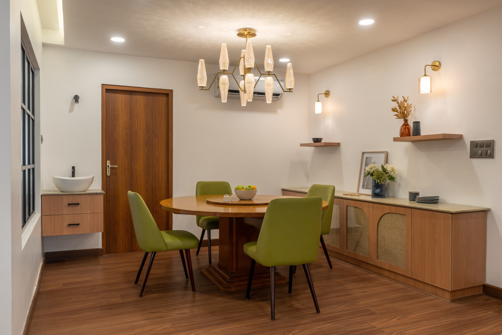 Transitional dining room in Chennai.