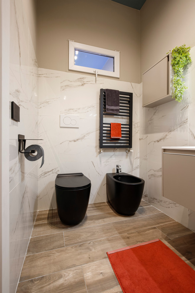 На фото: ванная комната в стиле модернизм
