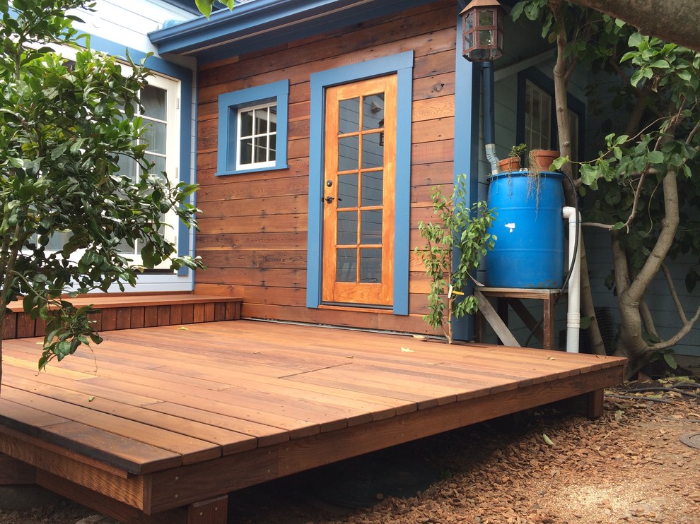 Inspiration for a mid-sized traditional backyard patio in San Francisco with decking, no cover and a container garden.