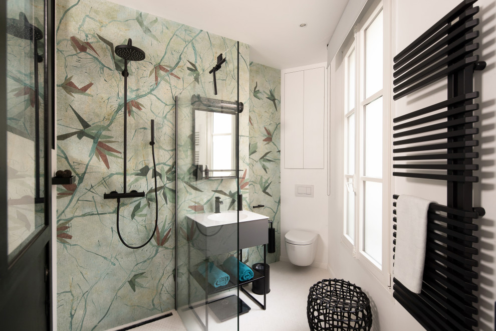 Inspiration for a mid-sized modern bathroom in Paris.