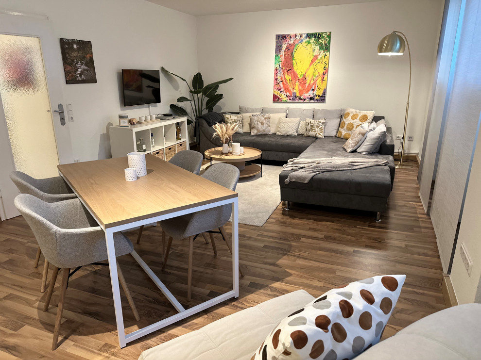 Idéer för ett mellanstort modernt separat vardagsrum, med beige väggar, laminatgolv, en fristående TV och brunt golv