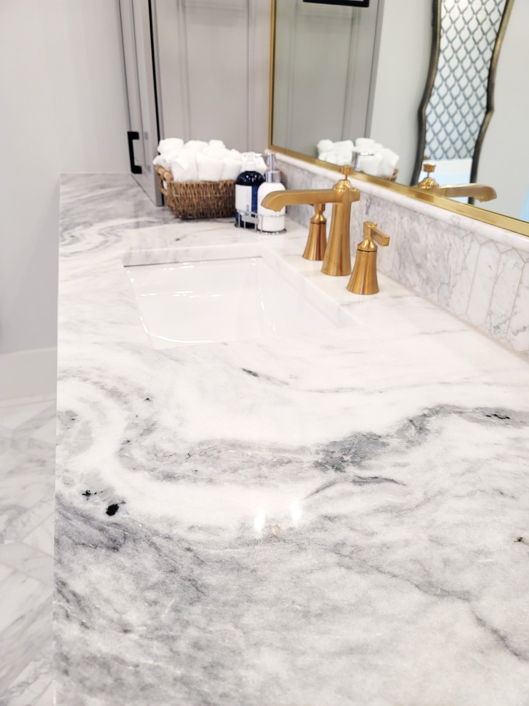 Idées déco pour une grande salle de bain principale campagne avec une baignoire indépendante, une douche ouverte, un carrelage blanc, un mur blanc, un sol en marbre, un plan de toilette en marbre, un sol blanc, un plan de toilette blanc, un banc de douche et meuble double vasque.
