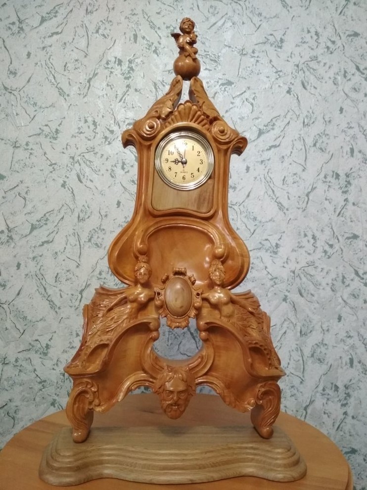 Часы каминные, настольные из древесины, резные ручной работы.