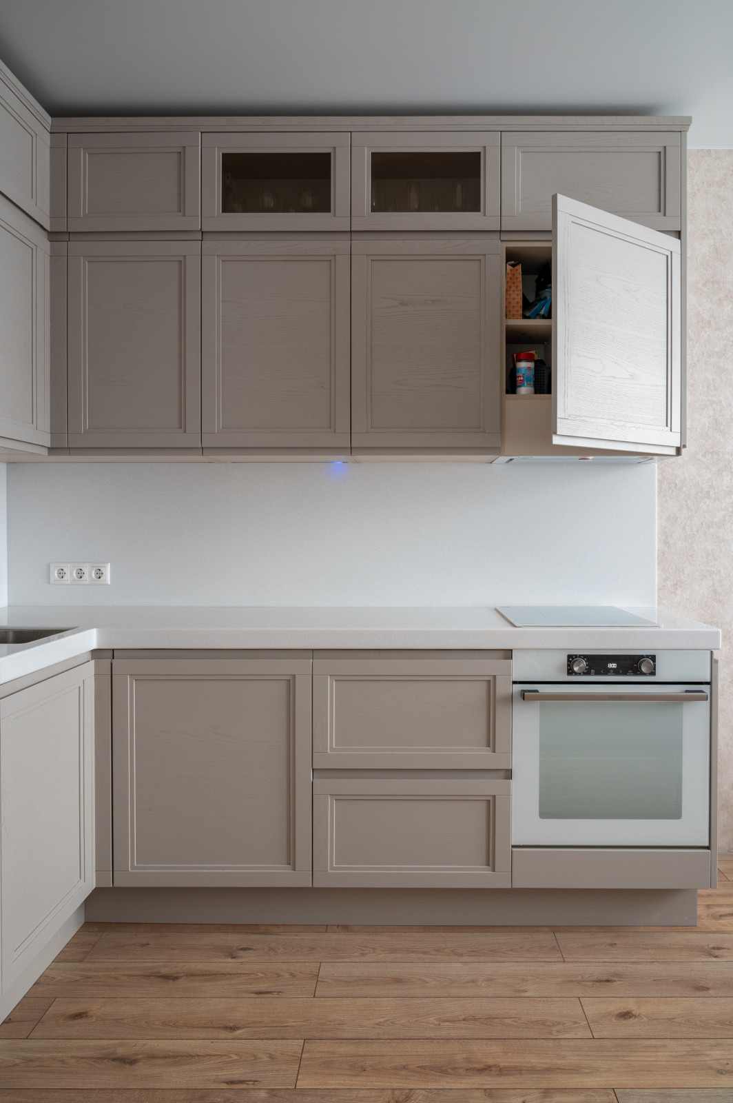 Кухня из массива с интегрированной ручкой