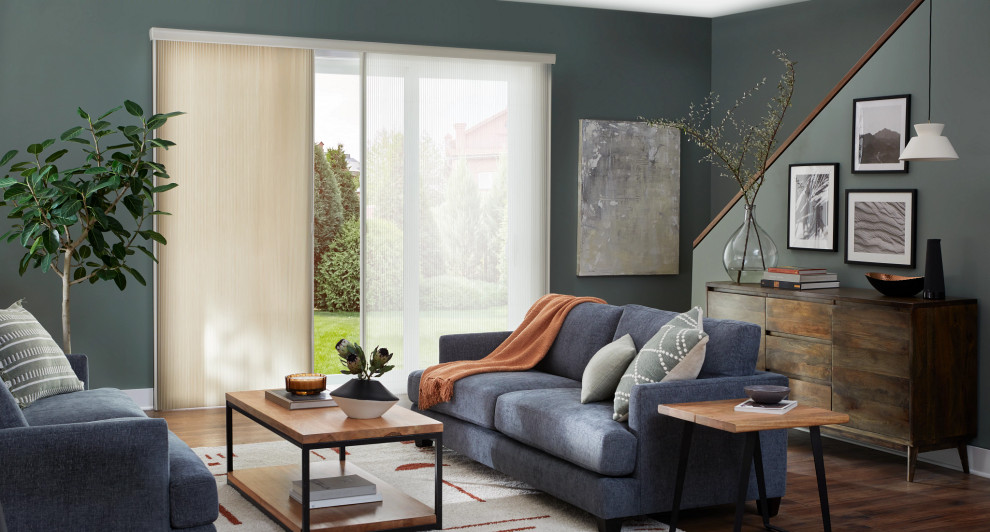 Immagine di un soggiorno moderno di medie dimensioni e aperto con pareti verdi, parquet scuro, nessun camino, nessuna TV e pavimento marrone